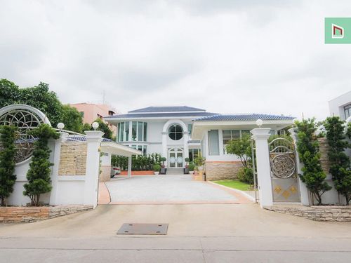 Luxury house for sale, self-built, Hua Mak, Bang Kapi District, 3 bedrooms, 3 bathrooms, land 2 ngan, 44 sq m, 125 million, next to the main road, Rama 9, can enter and exit in many ways. Fully furnished with electrical appliances