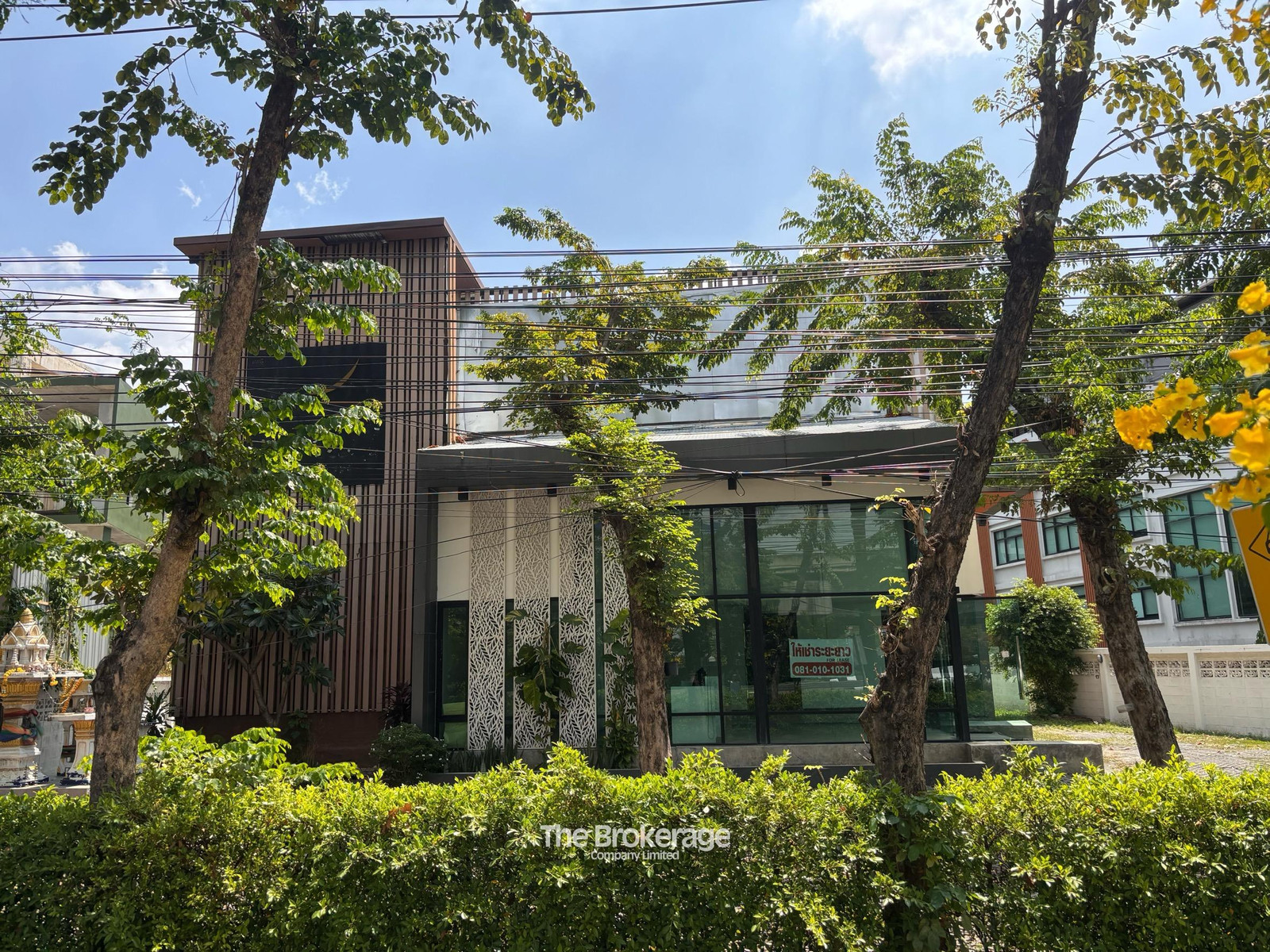Urgent for rent! 3-storey commercial building, next to Pradit Manutham Road, 3 floors including rooftop, 450 sq m, 130,000 baht, contact Line: @thebrokerage