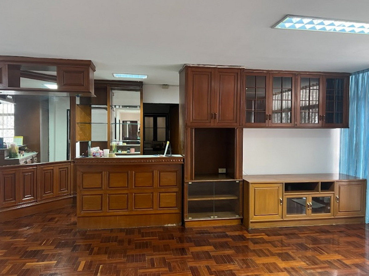 3-bedroom, 176 sqm. Condo for Sale in the Phrom Phong area.