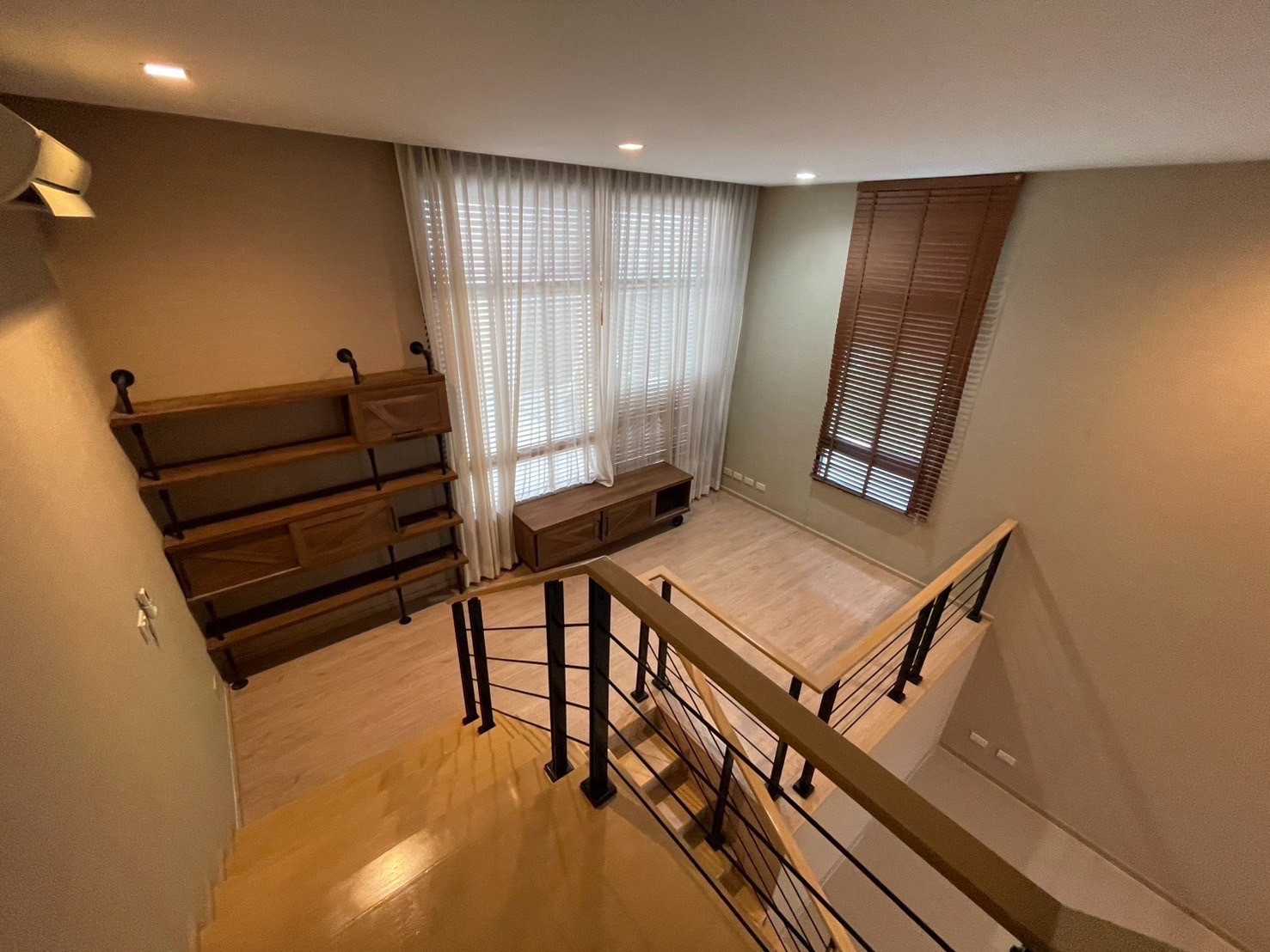 For rent, Arden Phatthanakan, townhome, corner house, next to the main road, beginning of the project, not a house in a small alley, convenient travel, near BTS On Nut, near Phatthanakan Expressway. For rent, Arden Phatthanakan, townhome, corner house, next to the main road, beginning of the project, not a house in a small alley, convenient travel, near BTS On Nut, near Phatthanakan Expressway.