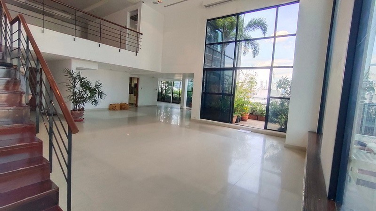Somkid Garden Duplex PH: 3bed 4bath 437sqm. 100,000,000 transfer fee 50/50 Am: 0656199198 Somkid Garden Duplex PH: 3bed 4bath 437sqm. 100,000,000 transfer fee 50/50 Am: 0656199198