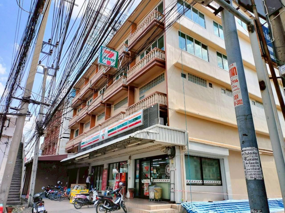 Commercial building for sale, 4.5 floors, 135 sq m., Soi Chaengwattana-Pak Kret 36, only 200 m. from MRT Muang Thong Station. Commercial building for sale, 4.5 floors, 135 sq m., Soi Chaengwattana-Pak Kret 36, only 200 m. from MRT Muang Thong Station.
