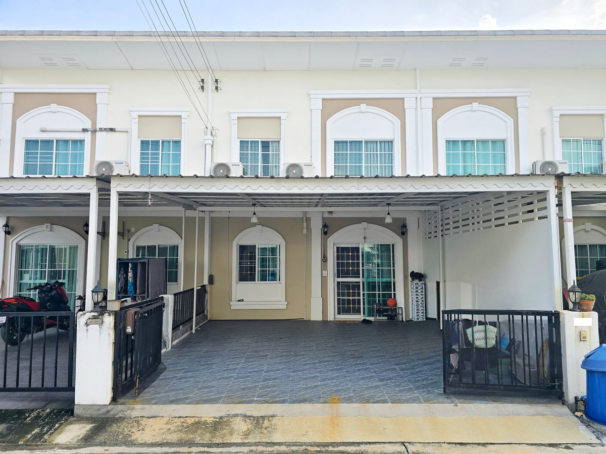Luxurious townhome, French style, Lalin Village, Lam Luk Ka Klong 2, in a location that meets your needs, 4 bedrooms, 2 bathrooms, additional parking roof. And a kitchen in the back is ready. Good location near BTS Khu Khot station.
