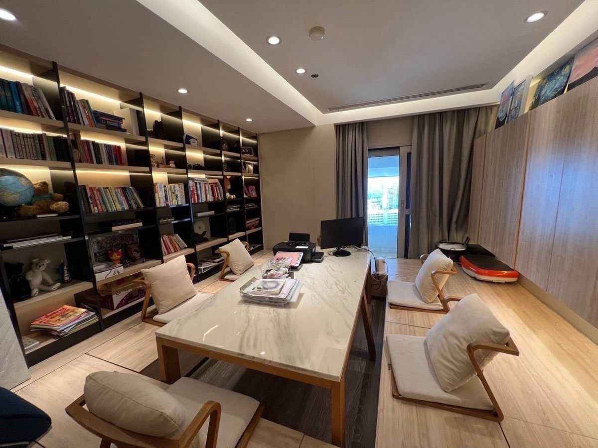 ♦ Prime Location ♦ Duplex 20+ Floor 371.00 sq.m. | 3 Bedrooms 5 Bathrooms | Near The Emporium 2 minutes, BTS Phrom Phong 3 minutes, EmQuartier 6 minutes