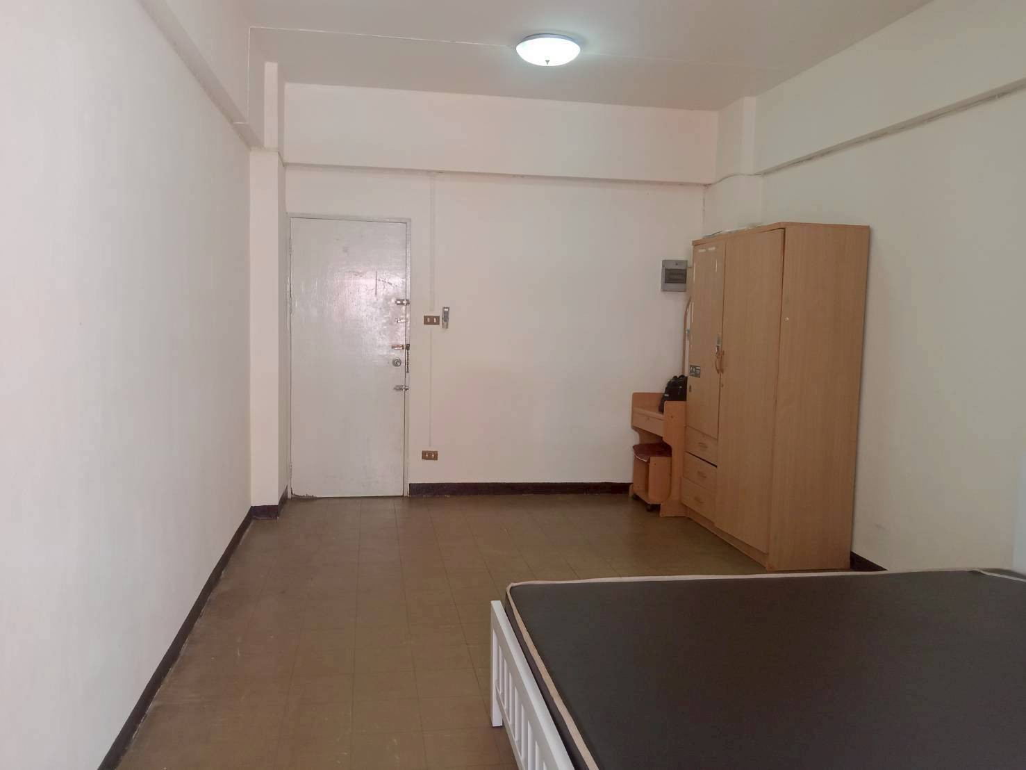 Urgent sale, Pattanakarn Life Complex Condo, size 26 sq m, building 9, price 73000