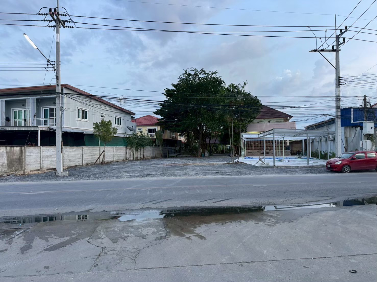 House for sale with land 650 sq m., plus 1 house, next to Kittichai Village 8, Dao Thong Road, Maha Sawat Subdistrict, Phutthamonthon District. Nakhon Pathom Province, selling for 14 million