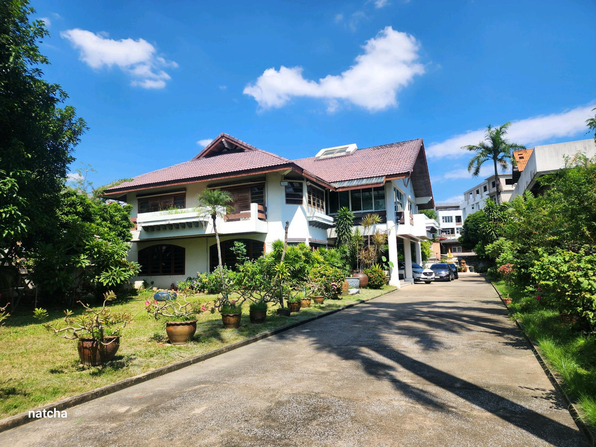 Single house for sale, Charoen Nakhon Road, along the Chao Phraya River. Near Icon Siam Avani+ Riverside Hotel BTS Wongwian Yai and Saphan Taksin