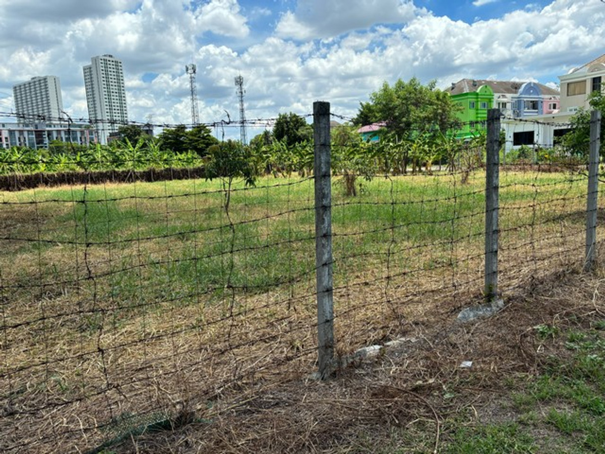 Land for sale in Ngamwongwan 18, Soi Chulakasem, size 1-0-18 rai, good location behind The Mall Ngamwongwan.