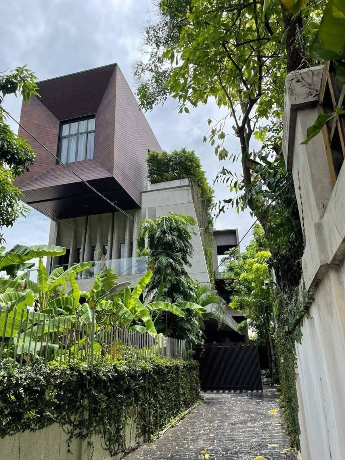 ♢ Pool Villa ♢ บ้านเดี่ยว พูลวิลล่า 3 ชั้น ขนาดที่ดิน 100.00 ตร.ว. พื้นที่ใช้สอย 850.00 ตร.ม. | 5 ห้องนอน 6 ห้องน้ำ | ใกล้ Dokki Mall Thonglor – รูปที่ 4