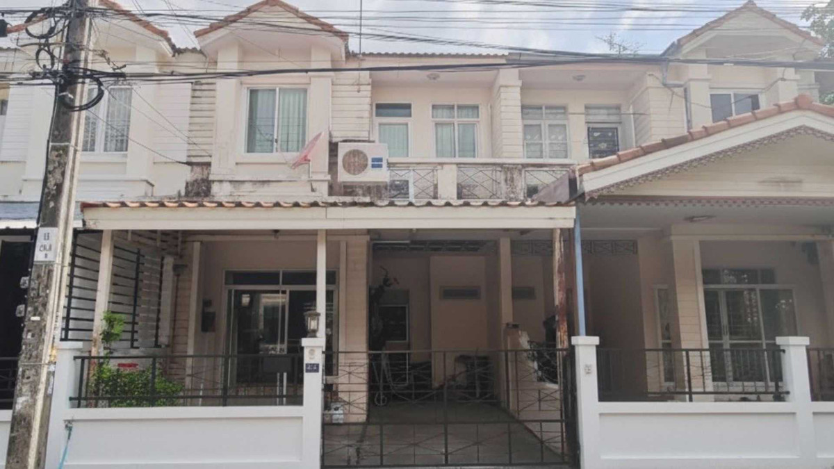 Townhouse for Sale: Ruenruedee 3 Village, On Hathairat Road Townhouse for Sale: Ruenruedee 3 Village, On Hathairat Road