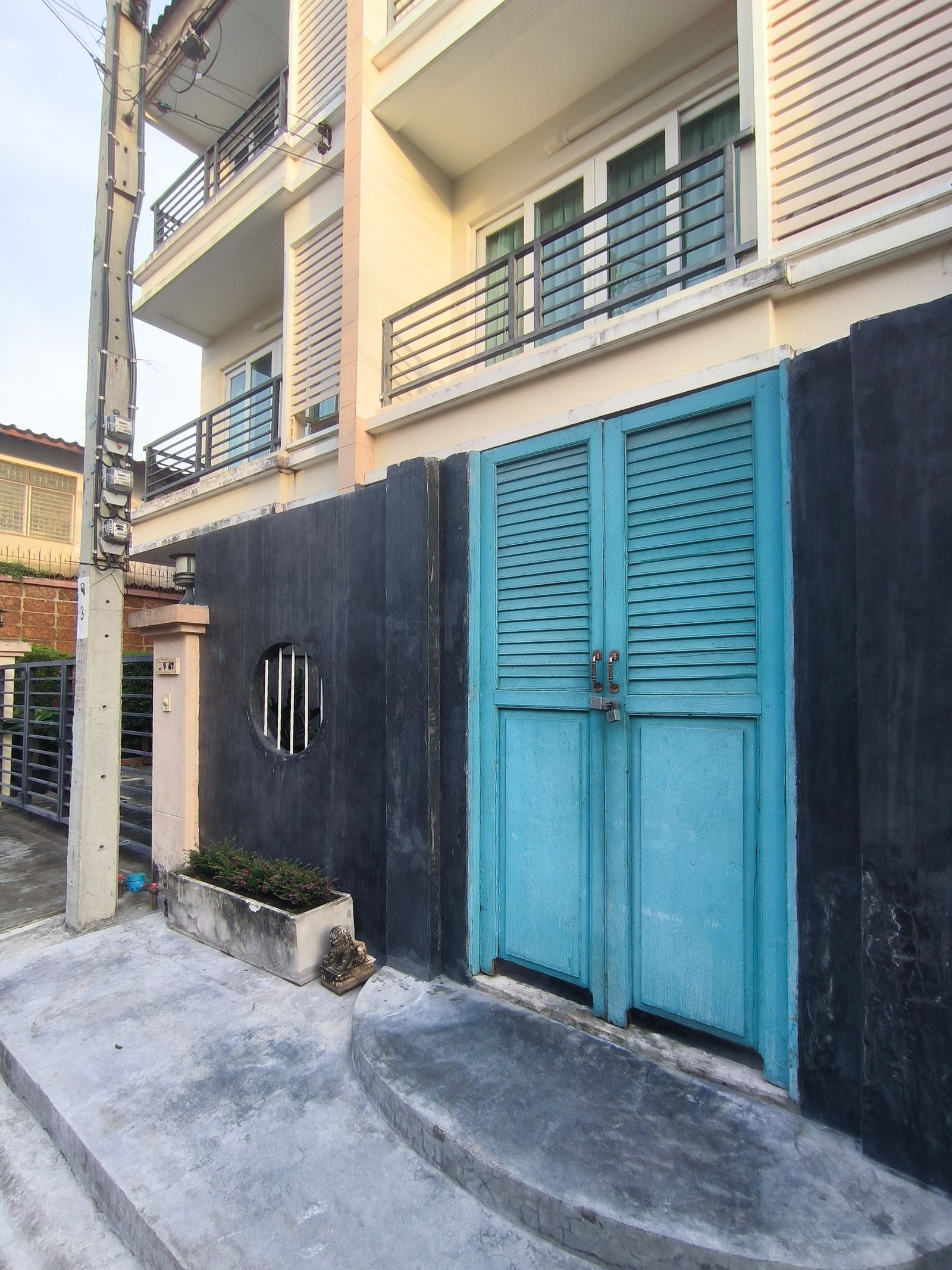 ขาย ทาวน์โฮม 3 ชั้น Casa City นวลจันทร์ 2 ขนาด 16 ตรว. ต่อเติมครัว และระเบียงหลังบ้านชั้น 2 แล้ว ขาย ทาวน์โฮม 3 ชั้น Casa City นวลจันทร์ 2 ขนาด 16 ตรว. ต่อเติมครัว และระเบียงหลังบ้านชั้น 2 แล้ว