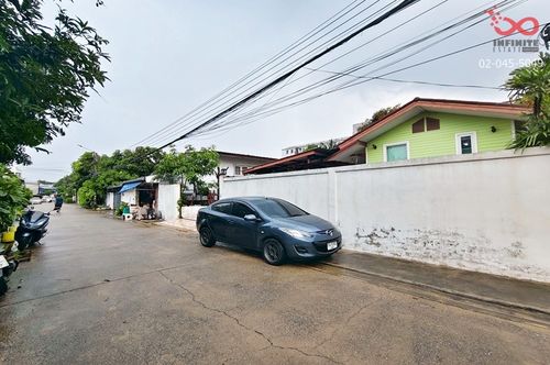 House and land for sale 104 sq m. Prachachuen Road Phongphetniwet Bang Sue