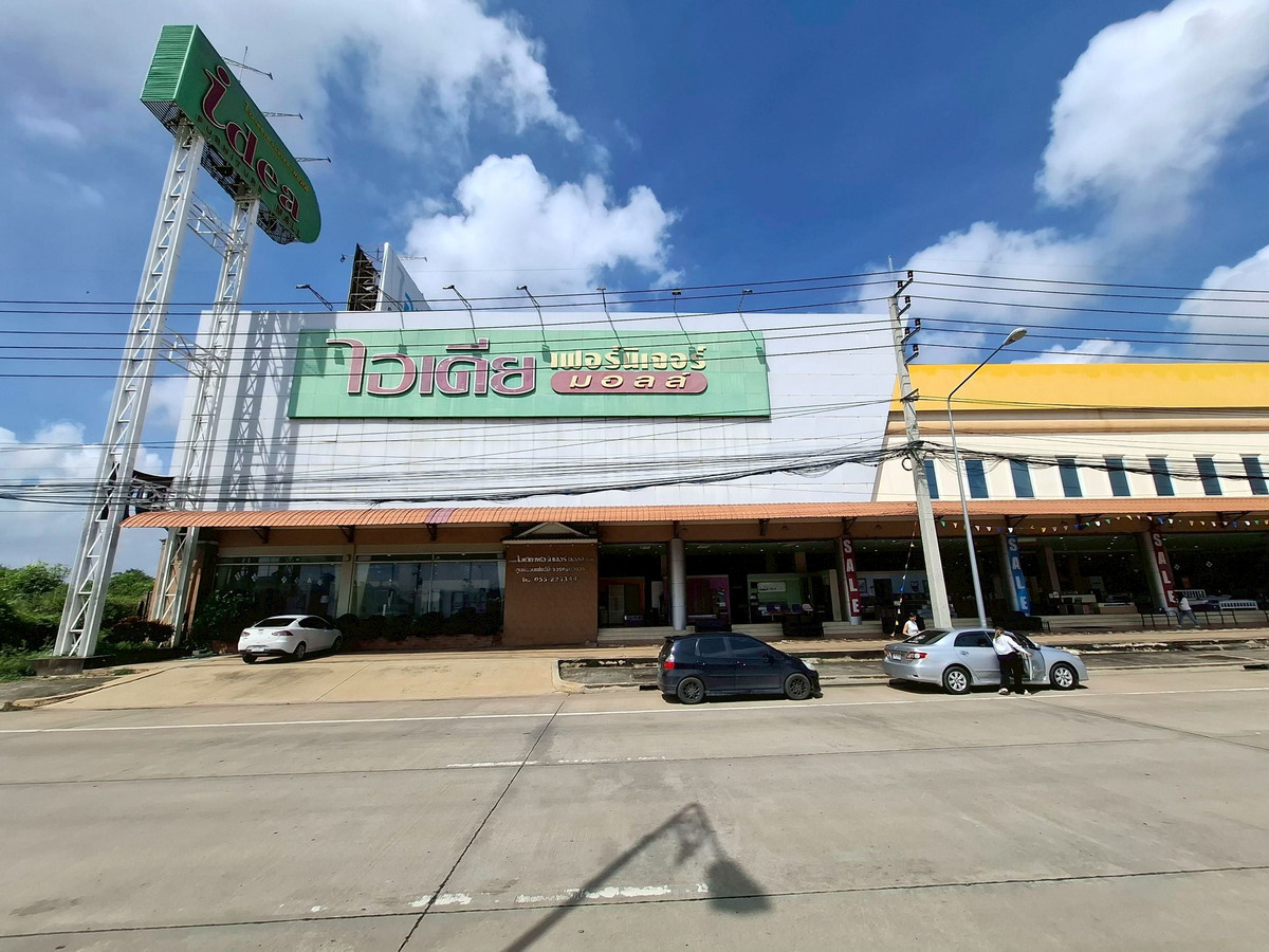 Urgent sale! Large exhibition building and warehouse With a residential house on a full 4 rai of land, located next to the main road in the heart of the city, Samo Khae Subdistrict, Mueang Phitsanulok District, Phitsanulok.