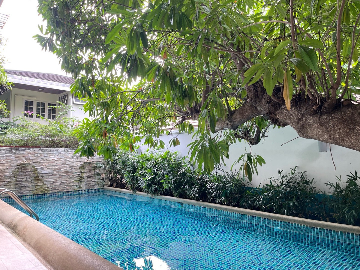 A beautiful spacious house with private pool in Ekkamai – รูปที่ 4