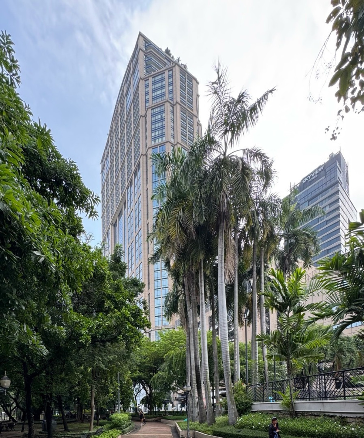 Land for sale with building, 229 square wah, Soi Sukhumvit 24, Phrom Phong, near Emporium department store only 350 meters and Benjasiri Public Park, next to Emsphere. Land for sale with building, 229 square wah, Soi Sukhumvit 24, Phrom Phong, near Emporium department store only 350 meters and Benjasiri Public Park, next to Emsphere.