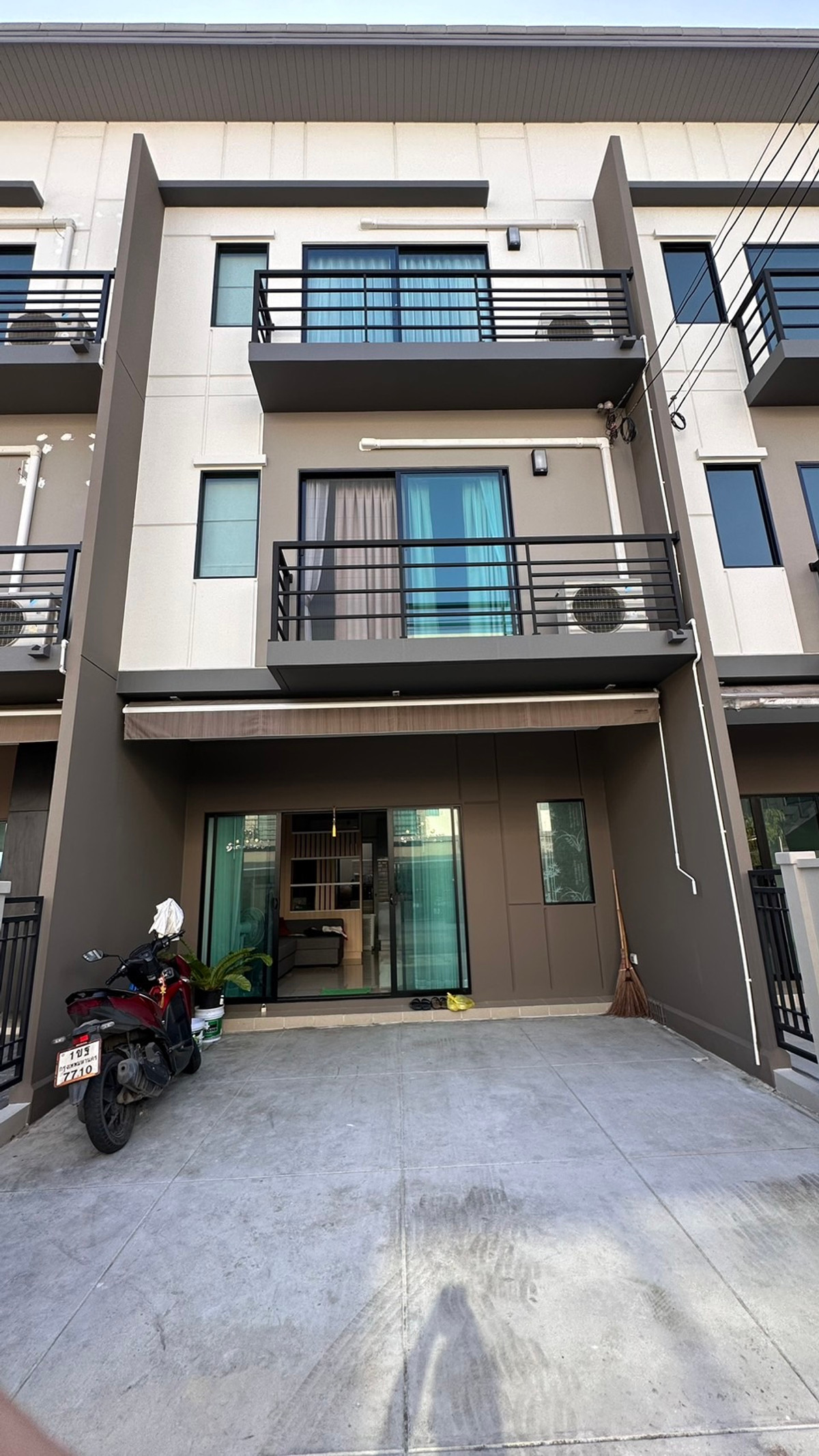 Announcement of house for sale, town home, house project, Klang Muang Srinakarin, On Nut Announcement of house for sale, town home, house project, Klang Muang Srinakarin, On Nut