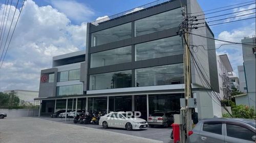 Office for rent on Soi Phatthanakan 31/1, just 100 meters from the main road.