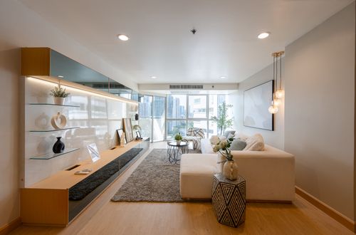 The owner is selling himself and is renovating: Newly renovated condo, 2 bedrooms, 3 bathrooms, 2 parking spaces, Delocation project, good room. You can view it before the renovation is complete.