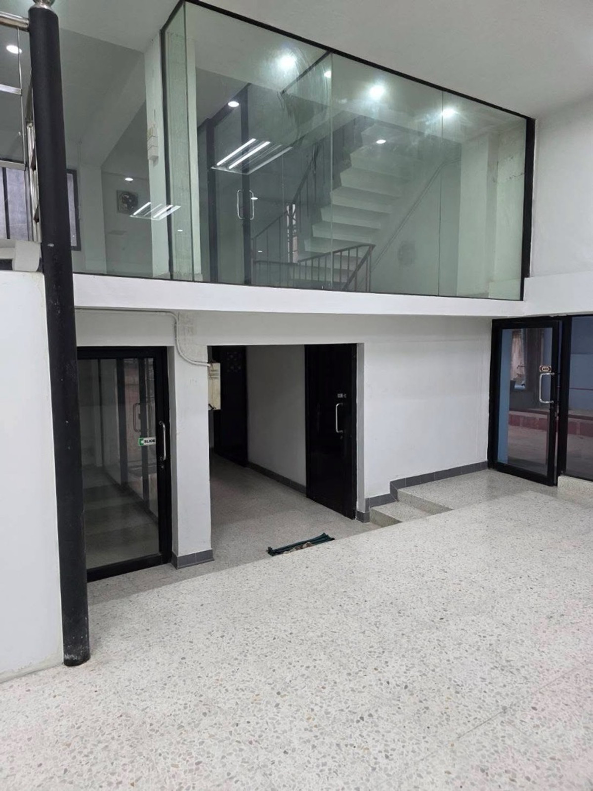 Land for sale with 4.5 storey office, next to Rama 3 Road. Land for sale with 4.5 storey office, next to Rama 3 Road.