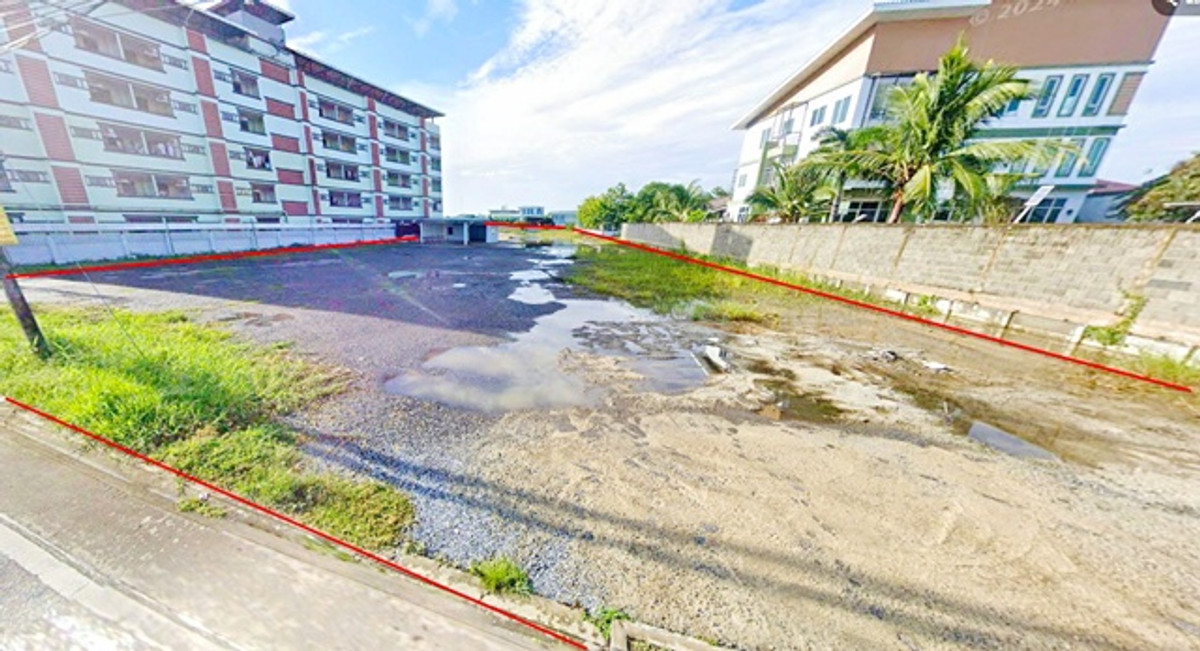 multiple entrances and exits. Lotus Lam Luk Ka Khlong 2 450 m. BTS KhuKhot only 1.7 km. Land for ren