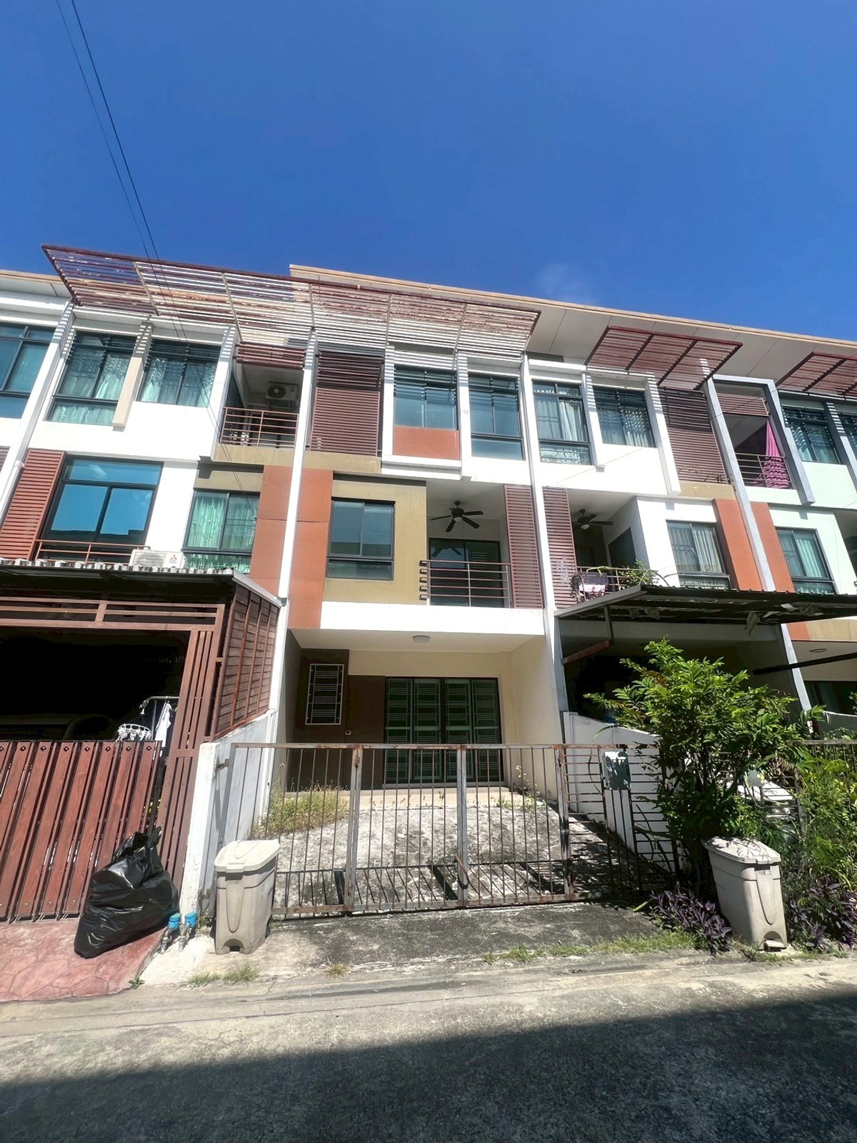 Selling best price sixnature Ekachai 64/5 near Central Rama 2, house never lived in 0649742441 Selling best price sixnature Ekachai 64/5 near Central Rama 2, house never lived in 0649742441