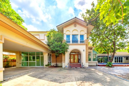 2-storey luxury house for sale, Q House Avenue, Rama 5, area 231.5 sq m, usable area 466 sq m., 5 bedrooms, 5 bathrooms, with guest house. and swimming pool Near Si Rat Expressway