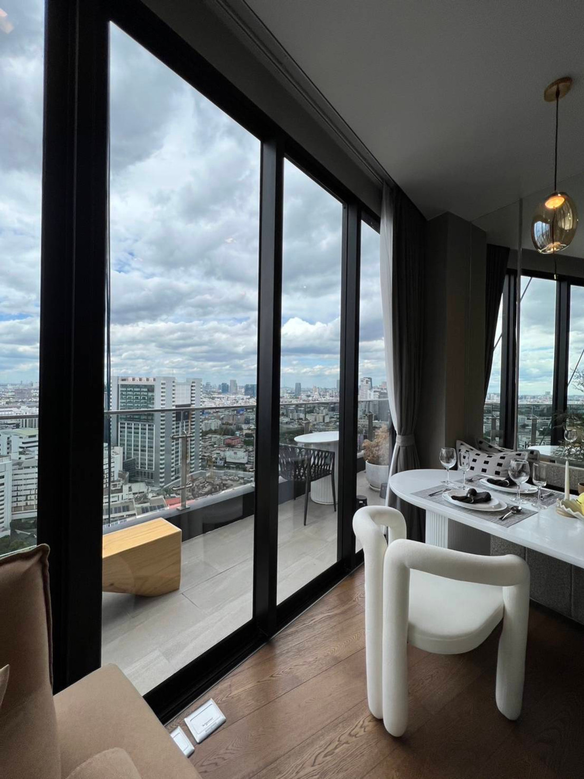 Rare unit with a fantastic view, only 0 meters from BTS Victory Monument. A luxury project by Ananda Development — just 60,000 THB per month for a 2-bed, 2-bath, 71 sqm unit. – รูปที่ 2
