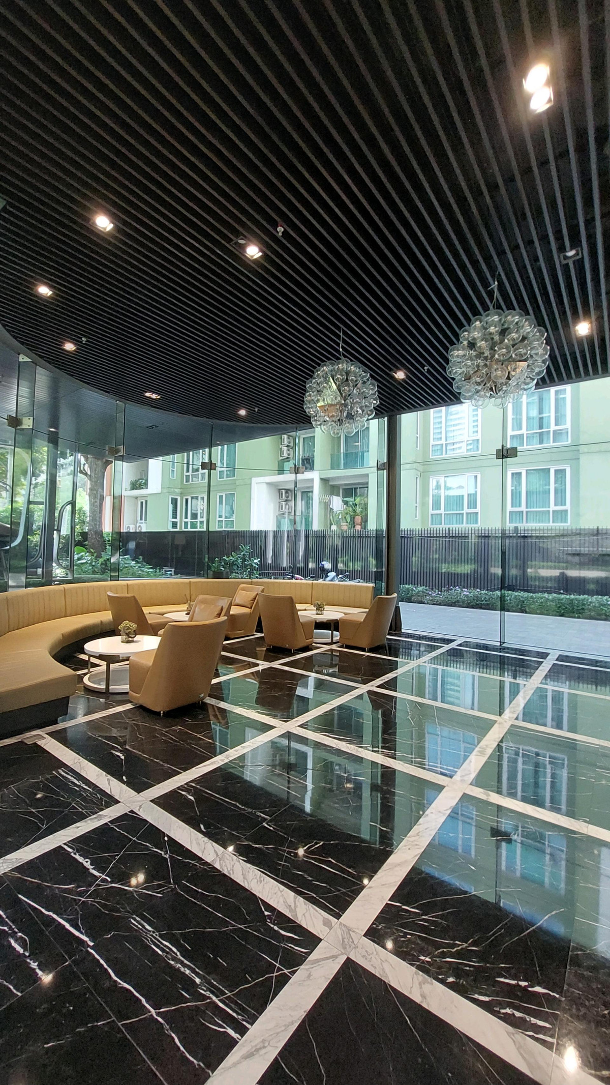 Condo for sale, Noble B33, corner room, very new condition, unblocked view, only 100 meters into Sukhumvit Soi 33, selling for 13.5 million baht. Condo for sale, Noble B33, corner room, very new condition, unblocked view, only 100 meters into Sukhumvit Soi 33, selling for 13.5 million baht.