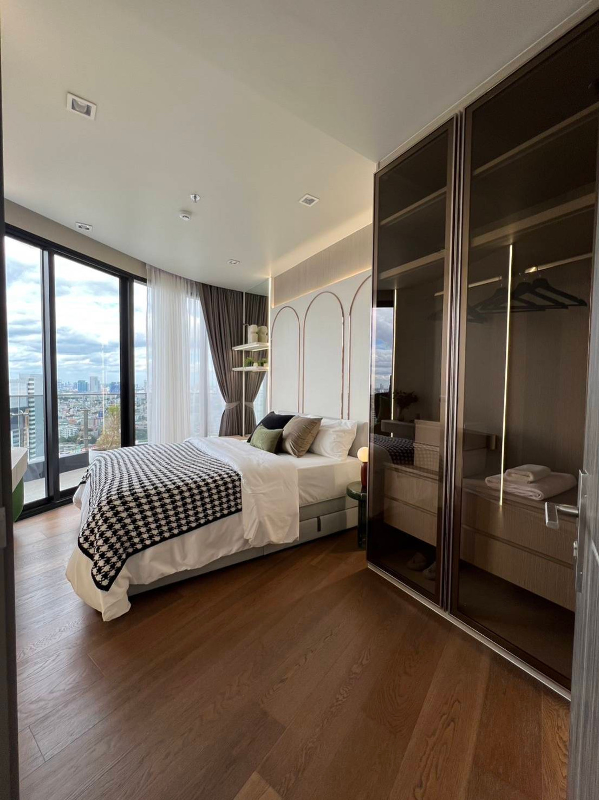 Rare unit with a fantastic view, only 0 meters from BTS Victory Monument. A luxury project by Ananda Development — just 60,000 THB per month for a 2-bed, 2-bath, 71 sqm unit. Rare unit with a fantastic view, only 0 meters from BTS Victory Monument. A luxury project by Ananda Development — just 60,000 THB per month for a 2-bed, 2-bath, 71 sqm unit.