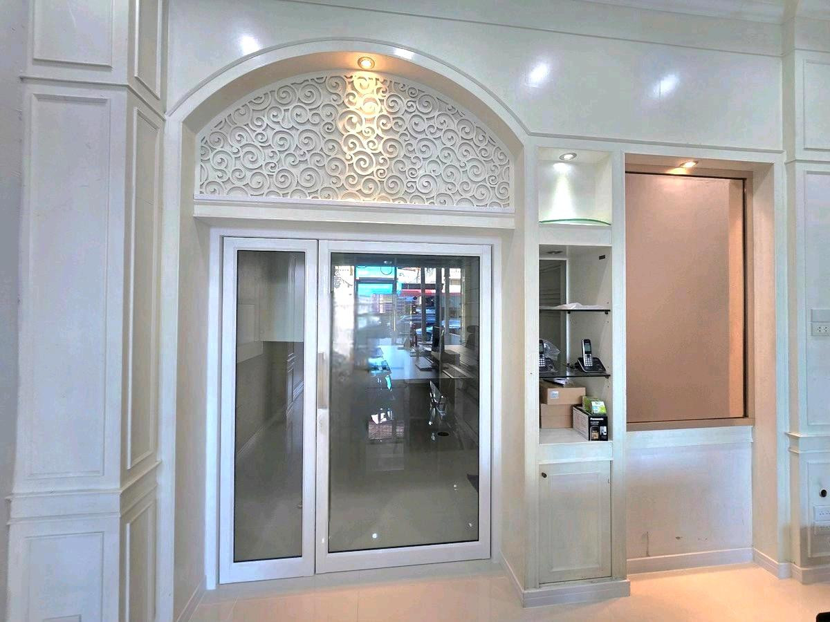 Commercial building for rent, 3.5 floors, Ramintra, 34 km. 4, accessible along the expressway. Commercial building for rent, 3.5 floors, Ramintra, 34 km. 4, accessible along the expressway.