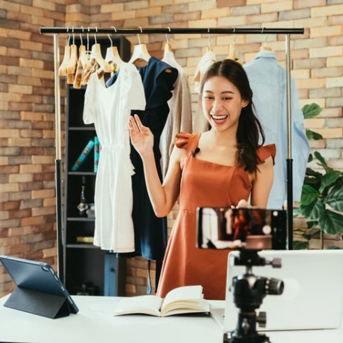 FOR RENT OFFICE SPACE TO LIVE ONLINE MARKETING • TIKTOK • SHOPEE • LAZADA • FACEBOOK
