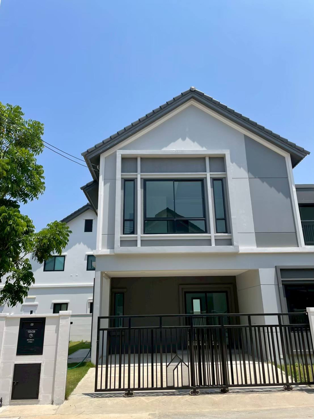 Urgent, corner plot house, lots of land, starting price 6.99 million baht, last house, only one!!! Urgent, corner plot house, lots of land, starting price 6.99 million baht, last house, only one!!!
