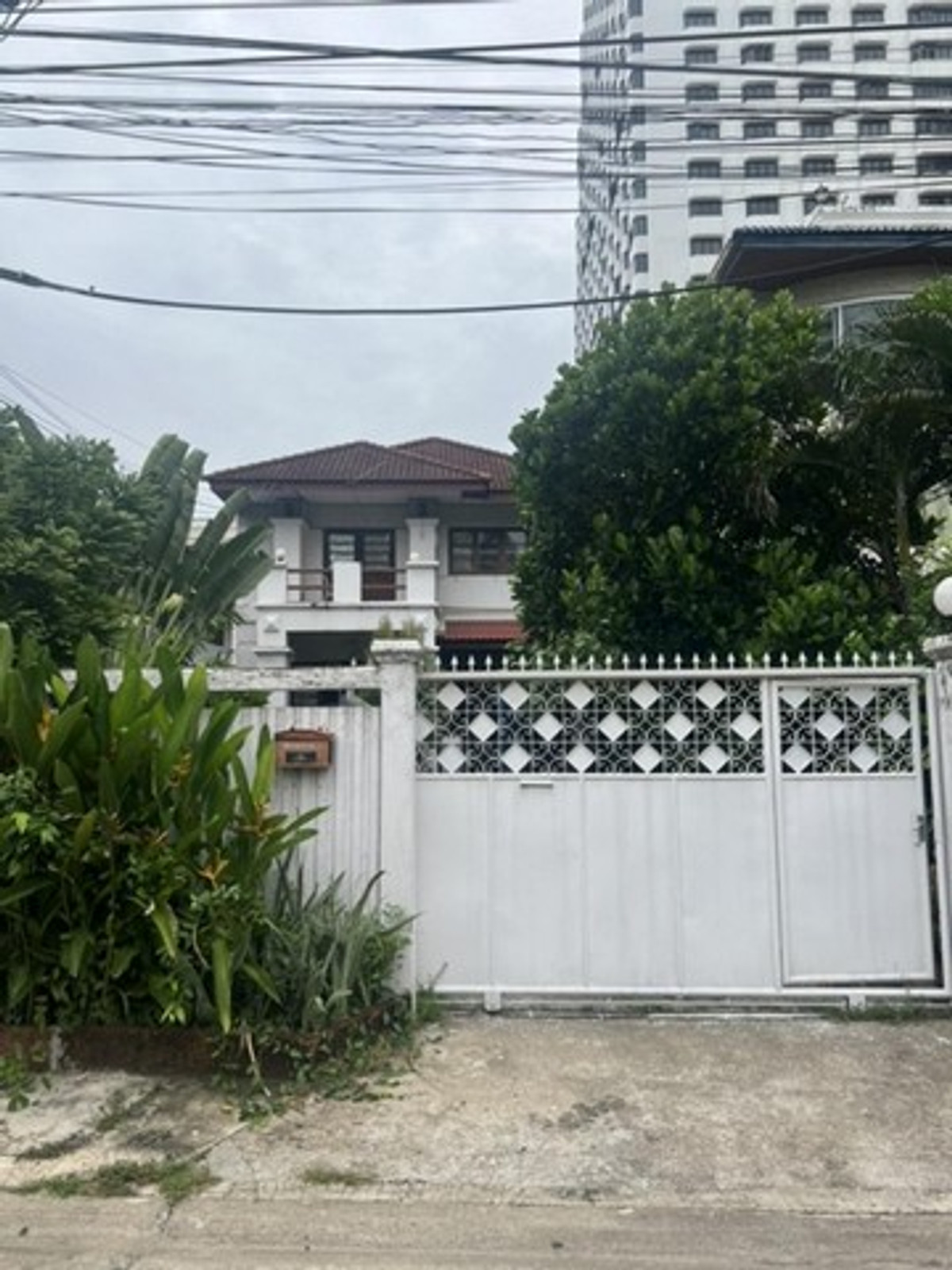 Urgent for rent, 2-storey luxury detached house, prime location, near Benjakitti Park, BTS Nana, ready to move in, newly renovated.