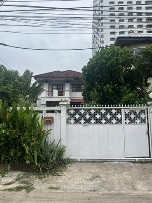 Urgent for rent, 2-storey luxury detached house, prime location, near Benjakitti Park, BTS Nana, ready to move in, newly renovated.