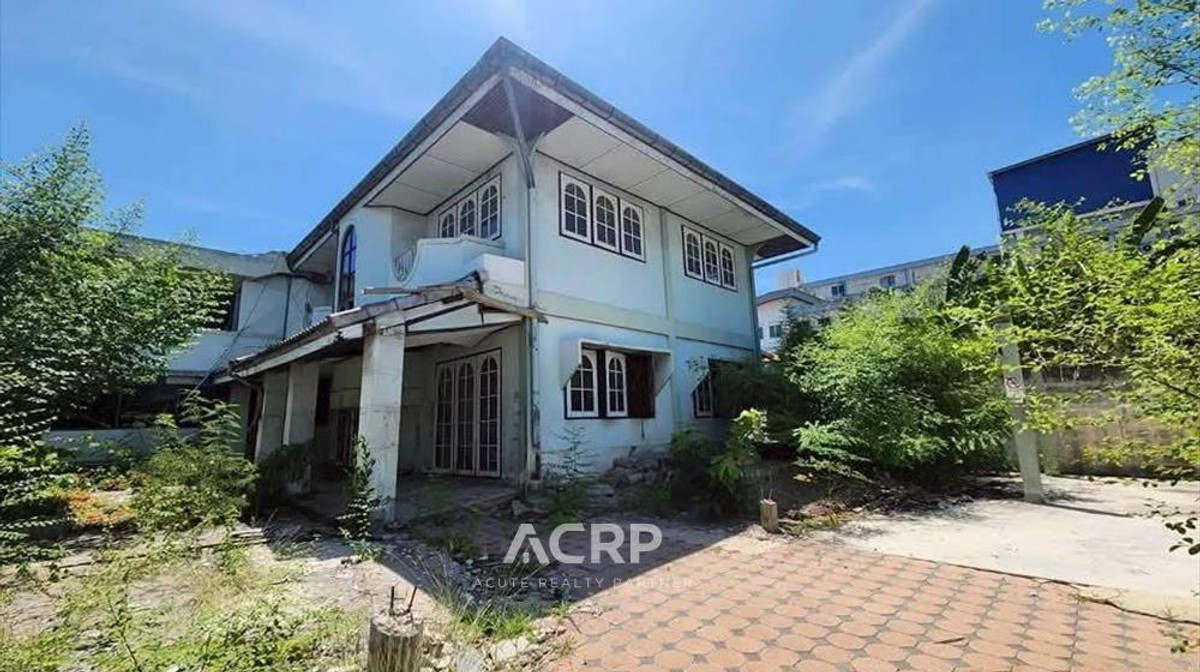Land and old house for sale in a prime location on Bangna-Trad 14. Land and old house for sale in a prime location on Bangna-Trad 14.