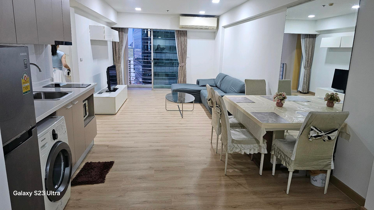 ​ห้องใหญ่ 2 ห้องนอน: พื้นที่ใช้สอยกว้างขวาง ตอบโจทย์ครอบครัวเล็กหรือผู้ที่ต้องการพื้นที่ทำงาน (Work From Home) แยกส่วน​ส่วนตัวสูง: การจัดวางห้องภายในโครงการคำนึงถึงความเป็นส่วนตัวของผู้อยู่อาศัยเป็นหลัก