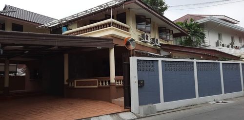 Large 2-story detached house for rent, Suthisan Road, Soi 20 June, near MRT Suthisan. There are 4 bedrooms, 5 bathrooms, 1 maids room, fully air conditioned, rental price 55,000 baht/month.