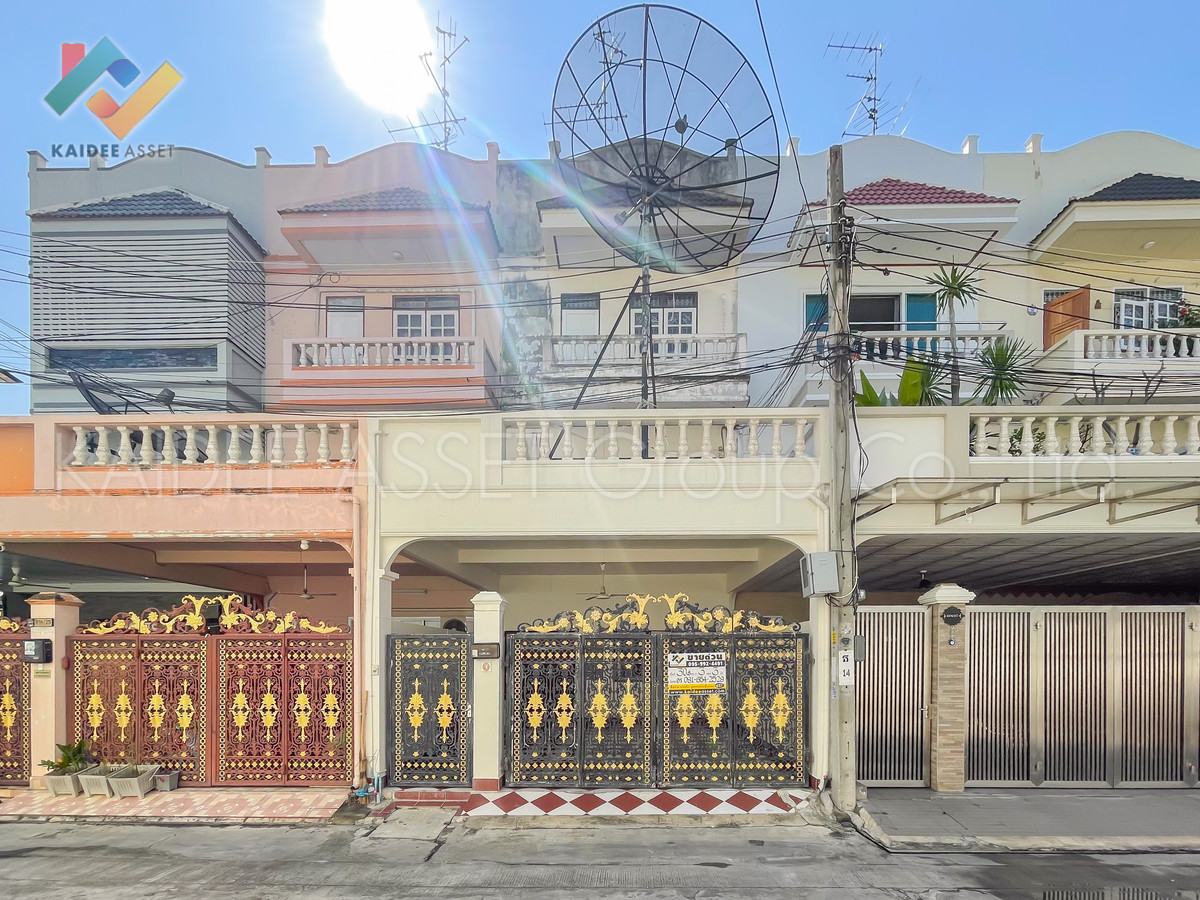 Townhouse Soi Charansanitwong 3, Somchai Village, near BTS Tha Phra. Townhouse Soi Charansanitwong 3, Somchai Village, near BTS Tha Phra.