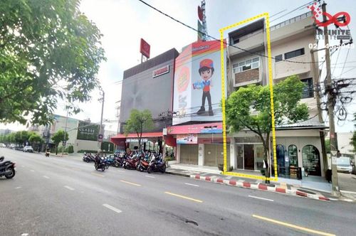 Commercial building for sale, 4 floors, 19 sq m., next to Chokchai 4 Road, near the MRT Yellow Line.