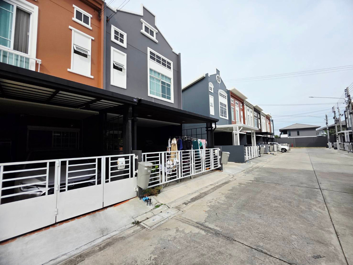Ready to move in! Great price, don’t miss out! Townhome for Sale – Siri Place 2, Bang Phun area, Rangsit–Pathum Thani Road Near expressway and Rangsit suburban railway station. Comes with carport extension and fully fitted kitchen. 3 Bedrooms • 3 Bathroom – รูปที่ 3