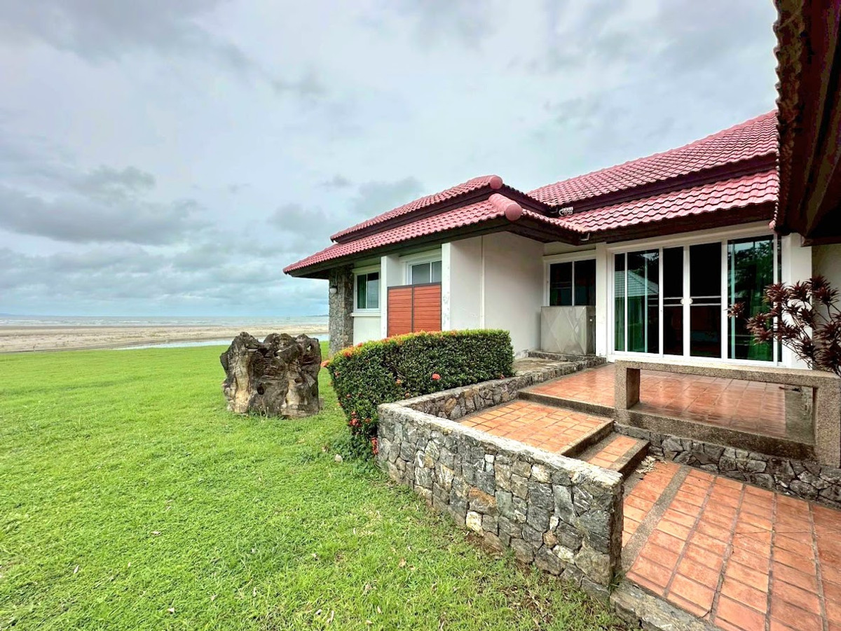 Single house for sale in Rayong, next to the sea, Rock Garden Village, area 197.8 sq m., Chalerm Burapha Chonlathit Road, Klaeng District, near Laem Mae Phim Beach. – รูปที่ 2