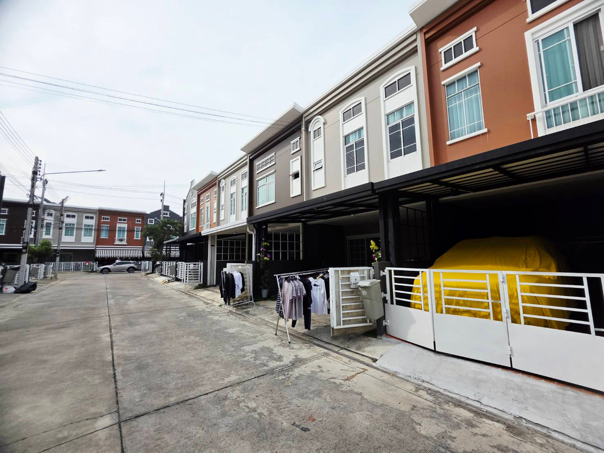 Ready to move in! Great price, don’t miss out! Townhome for Sale – Siri Place 2, Bang Phun area, Rangsit–Pathum Thani Road Near expressway and Rangsit suburban railway station. Comes with carport extension and fully fitted kitchen. 3 Bedrooms • 3 Bathroom – รูปที่ 2