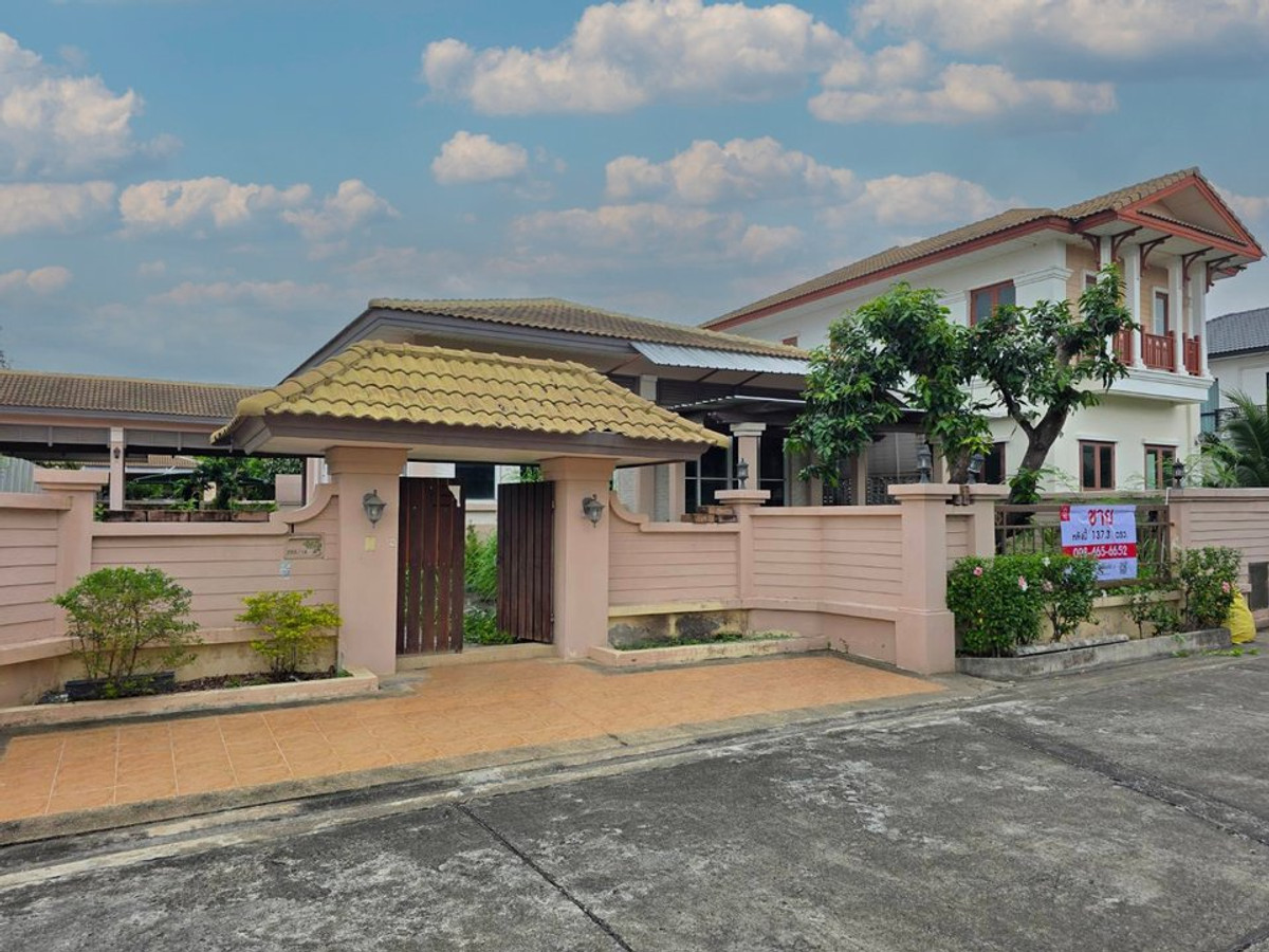 Single-storey house for sale Ban Fah Green Park Royal Thonburirom Village, project next to Pracha Uthit Road. Next to the road on two sides, Thung Khru, Bangkok. Price negotiable.