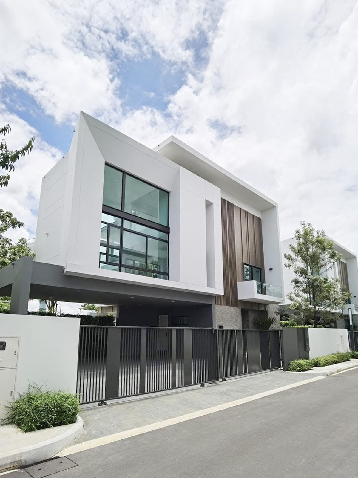 Nantawan Rama 9 - Srinakarin / 4 Bedrooms (SALE WITH TENANT) BZD058