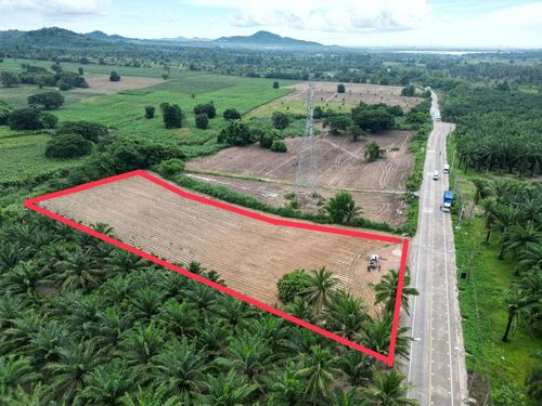 Urgently selling empty land in Sriracha, very beautiful plot, next to Curve Dara Road.
