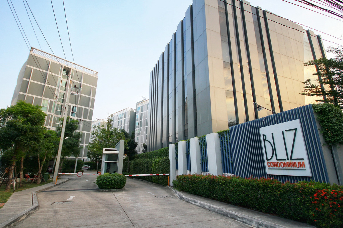 Urgent sale!! Bliz Condominium Rama 9-Hua Mak, corner room, 1 bedroom, 29.44 sq m., ready to move in, good location, near the Yellow Line MRT and Airport link Hua Mak