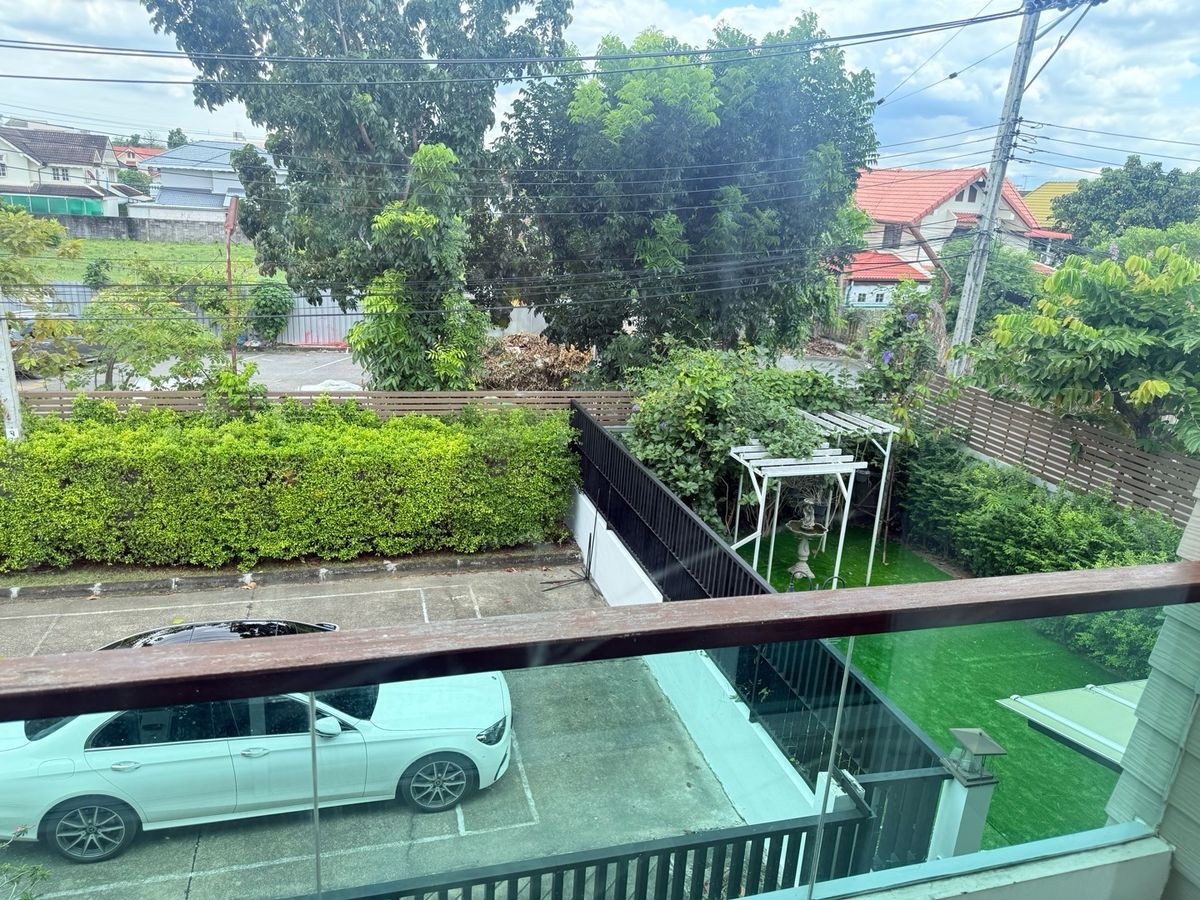 ขาย บ้านเลียบด่วนเอกมัย-รามอินทรา (เฟอร์นิเจอร์ครบ พร้อมอยู่) เนื้อที่ 77.5 ตร.วา พื้นที่ 240 ตร.ม. 4 ห้องนอน 3 ห้องน้ำ จอดรถได้ถึง 6 คัน – รูปที่ 4