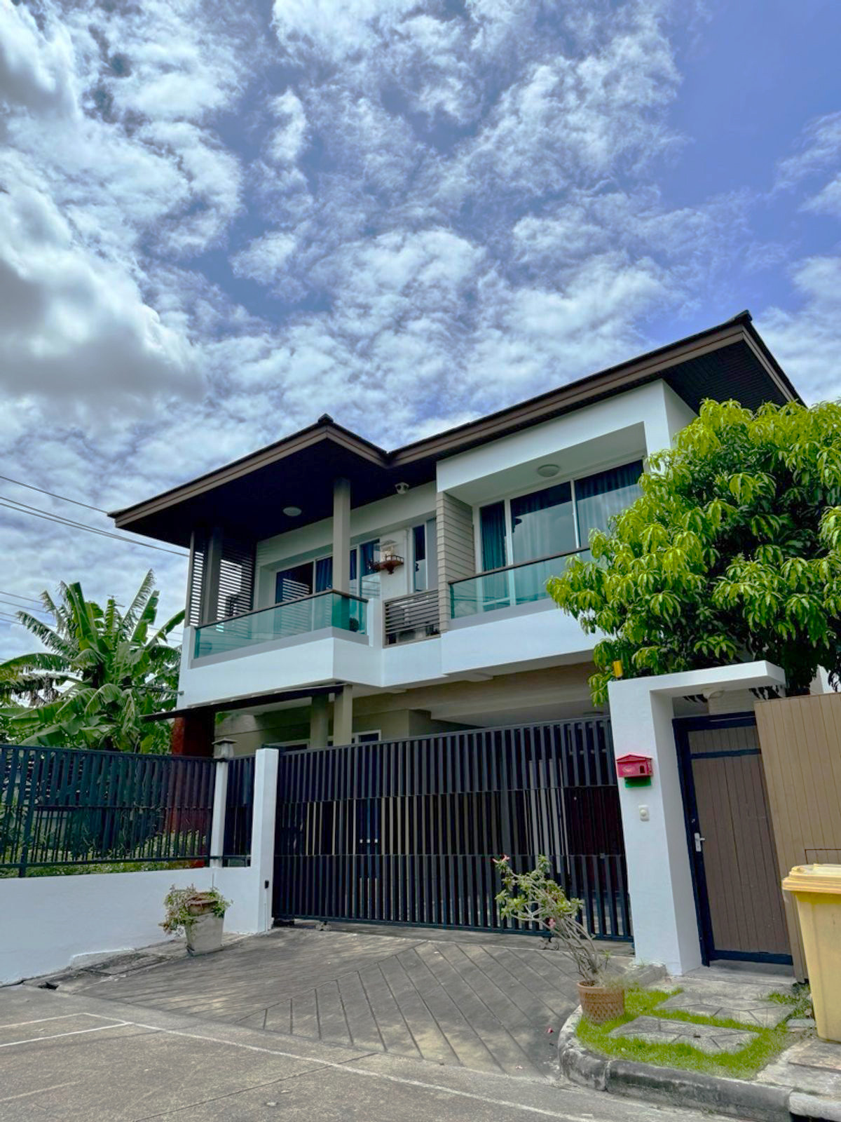 ขาย บ้านเลียบด่วนเอกมัย-รามอินทรา (เฟอร์นิเจอร์ครบ พร้อมอยู่) เนื้อที่ 77.5 ตร.วา พื้นที่ 240 ตร.ม. 4 ห้องนอน 3 ห้องน้ำ จอดรถได้ถึง 6 คัน – รูปที่ 2