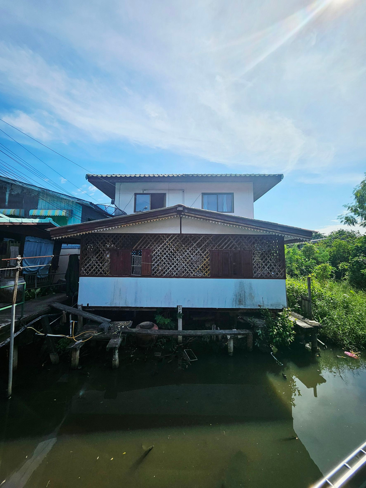 คุ้มเกินล้าน บ้านโซนท่องเที่ยว !! ขายบ้านริมน้ำ บางกะเจ้า รีสอร์ตฟีล 5 ห้องนอน 32.7 ตร.วา ใช้สอย 140 ตร.ม. ราคาถูกที่สุดเหมาะพักอาศัยและรีโนเวททำกำไร-หรือสายปล่อยเช่าก็เหมาะ !!