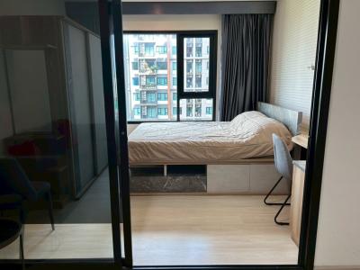 🔥Urgent Rent🔥 Life Asoke: Spacious, well-proportioned unit with a closed kitchen and balcony. Fully furnished and ready to move in. Near the BTS Skytrain for convenient transportation.